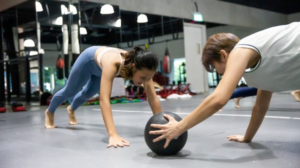 From Office Desk to Dumbbells: How Corporate Professionals in Singapore Use Gyms to Combat Work&nbsp;Stress